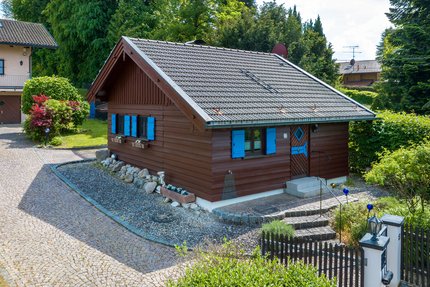 Das gepflegte Anwesen umfasst ein Gästehaus, das mit Photovoltaik ausgestattet ist