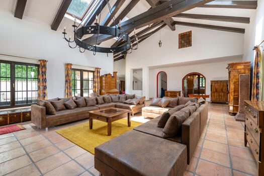 The house offers all the advantages and potential of a new building from the year 2000