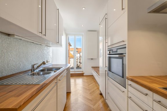 Fitted kitchen with access to the balcony