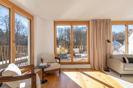 Feel-good oasis by the Schlosspark: elegant, light-filled 3-room apartment with roof terrace and park view