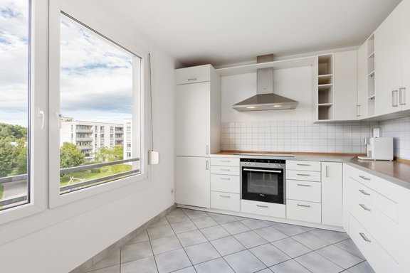 Spacious, bright eat-in kitchen