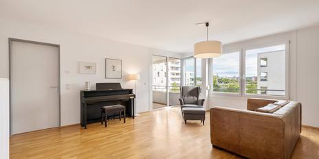 Wohnen am Hirschgarten: Attraktive 4-Zimmer-Wohnung mit sonniger Loggia