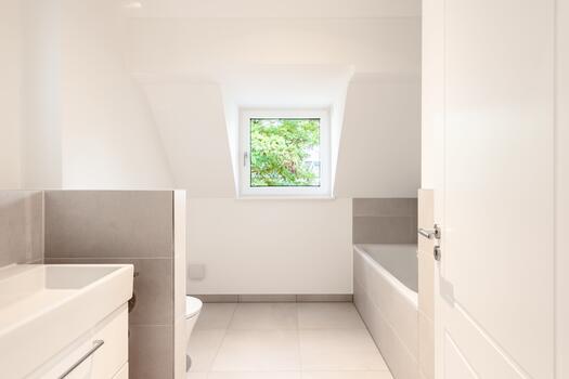 Tageslichtbad mit Wanne und Dusche