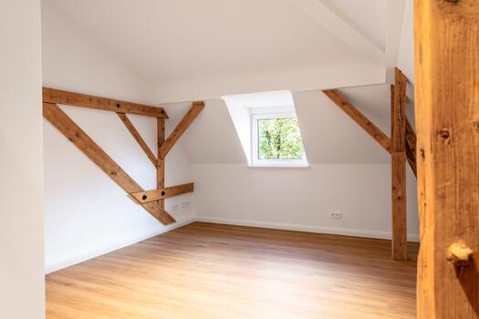 Schlafzimmer mit ausreichend Tageslicht