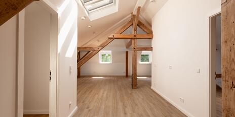Living by the Castle Park: A completely renovated 3-room apartment right on the Würm River