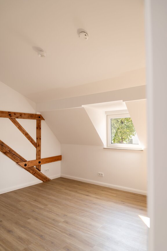 Schlafzimmer mit ausreichend Tageslicht