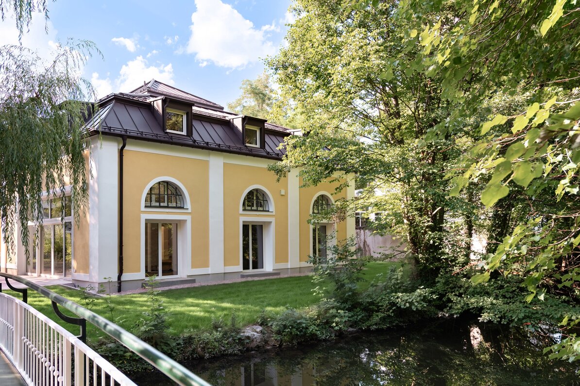 Living Right Next to the Castle Park