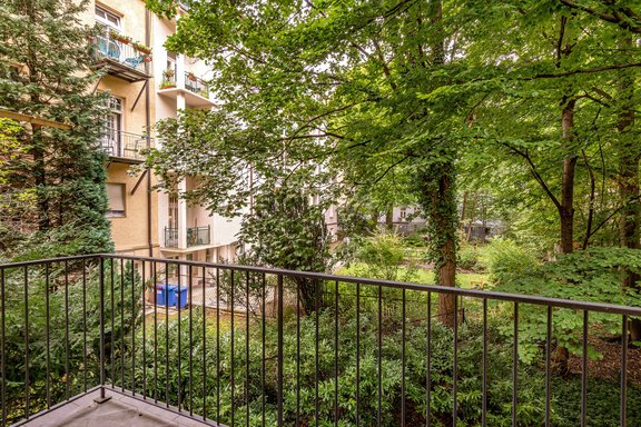 View into the green inner courtyard