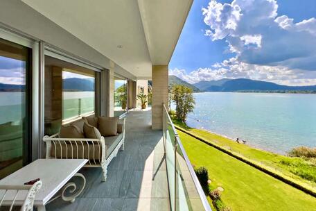 Wohnen in erster Seereihe – exklusives Penthouse am Luganersee