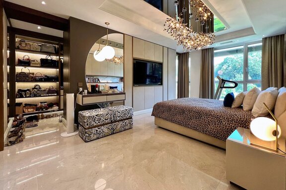 Bedroom with integrated dressing room