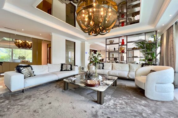First-class home decor with high-quality designer furnishings
