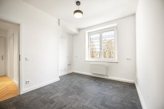 Spacious eat-in kitchen
