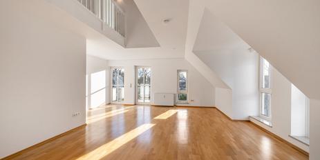 Living space on two levels: Light-filled 4-room maisonette apartment with two balconies