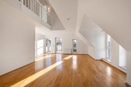 Wohnen über zwei Ebenen: Lichtdurchflutete 4-Zimmer-Maisonettewohnung mit zwei Balkonen