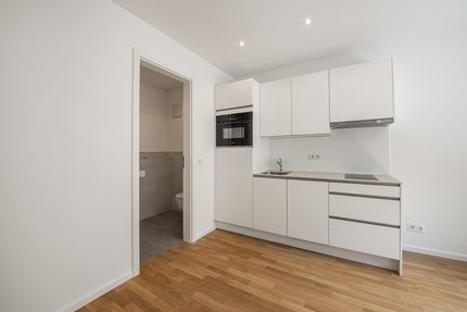 Einbauküche und Duschbad