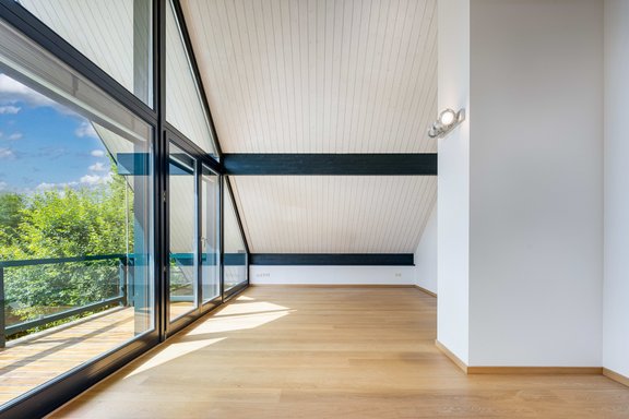 Masterschlafzimmer mit Balkon