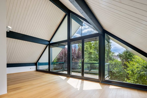 Spektakulärer Glasgiebel