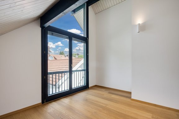 Zwei helle Kinderzimmer