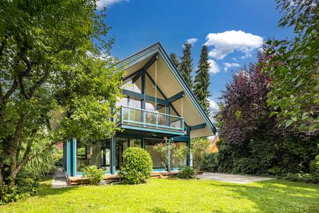 Wohngesunde Holzbauweise: Luftiges, ideal geschnittenes Einfamilienhaus in Laufnähe zum Ammersee
