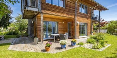 Wohngesundes Baufritz-Haus mit familiengerechtem Grundriss und Bauerngarten