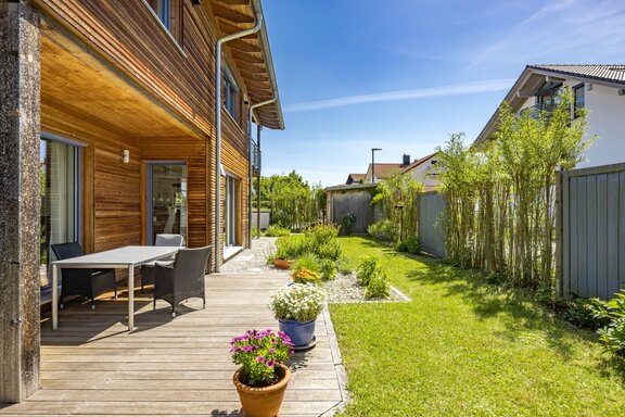 A charming, sunny garden