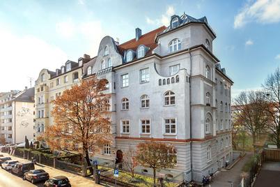 Zauberhafte 3-Zimmer-Altbau-Wohnung mit Balkon