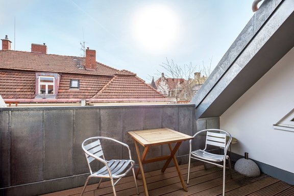 Die loggiaähnliche Dachterrasse dient viele Monate im Jahr als Zimmer im Freien