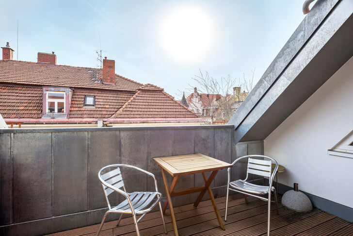Die loggiaähnliche Dachterrasse dient viele Monate im Jahr als Zimmer im Freien