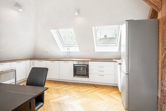 Moderne Einbauküche mit weißen Fronten