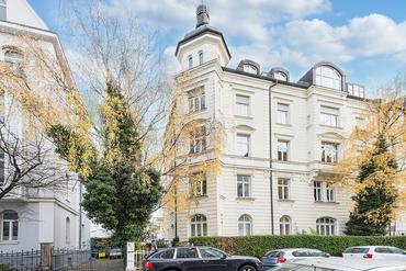 Enchanting spacious 3 room old building flat with art nouveau details in sought after location