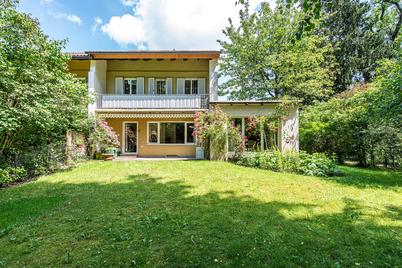 Zauberhafte Haushälfte mit Traumgarten und viel Ausbau-Potenzial