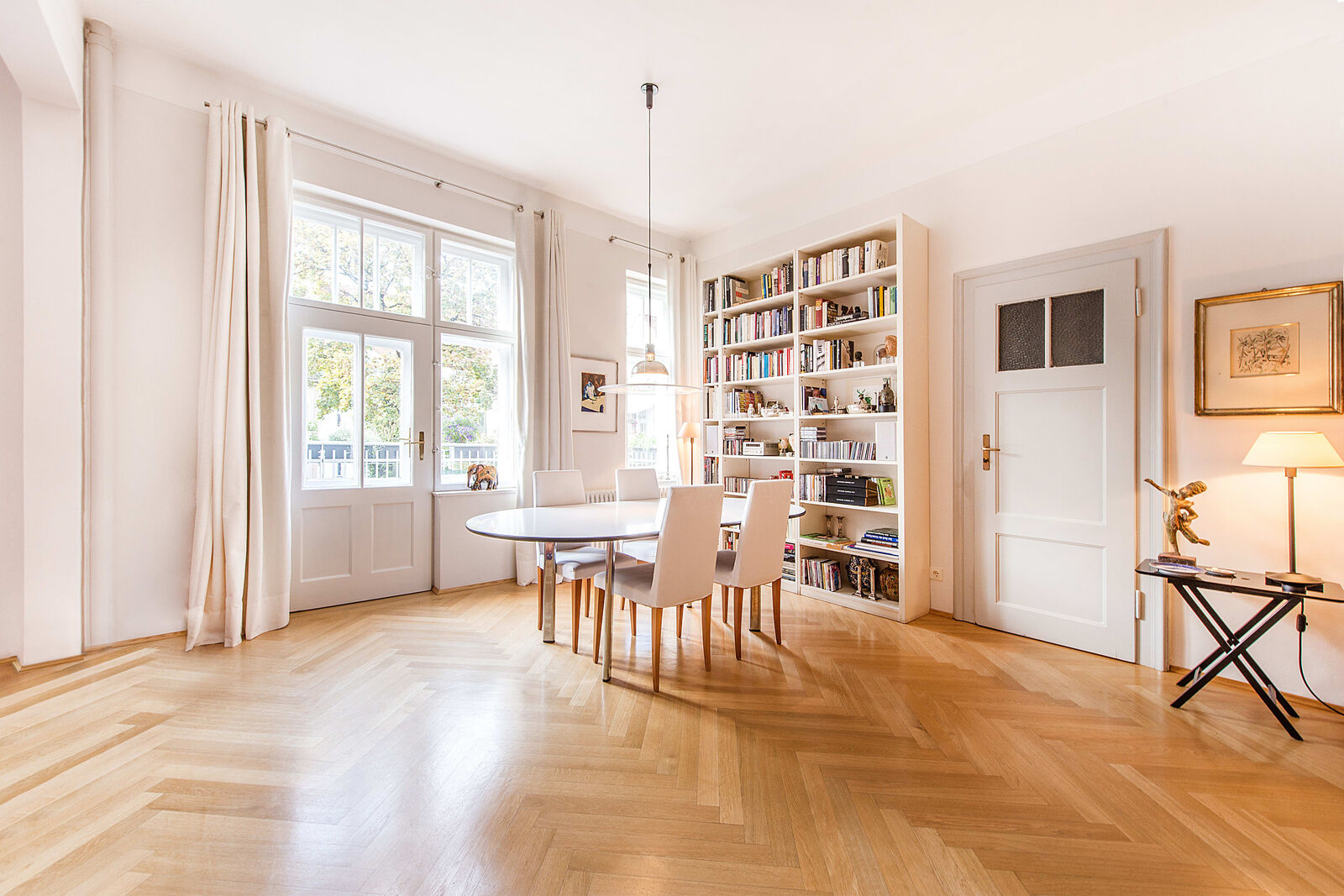 Lichterfüllter Essbereich mit angrenzendem Balkon