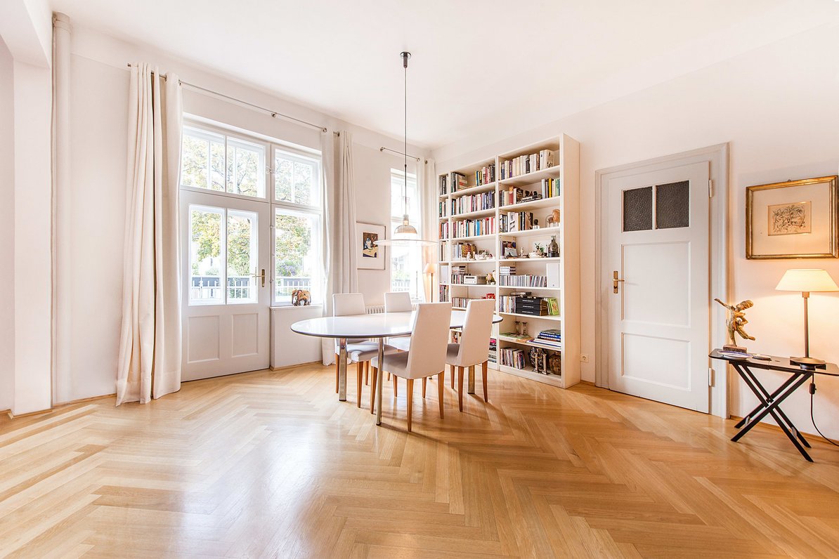 Lichterfüllter Essbereich mit angrenzendem Balkon