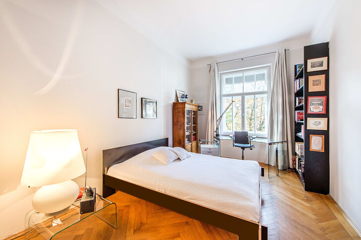 Schlafzimmer mit reichlich Stellfläche