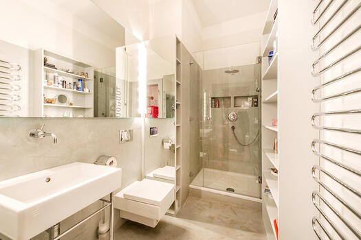 Trendig-modernes Bad mit Dusche