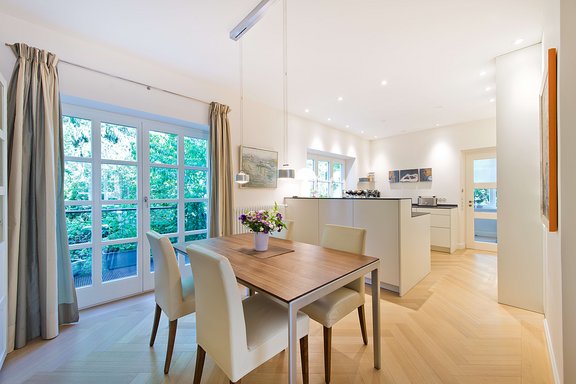 Esszimmer mit offen gestalteter Küche