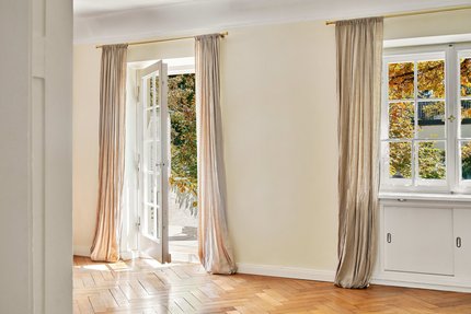 Fischgrätparkett und Deckenstuck