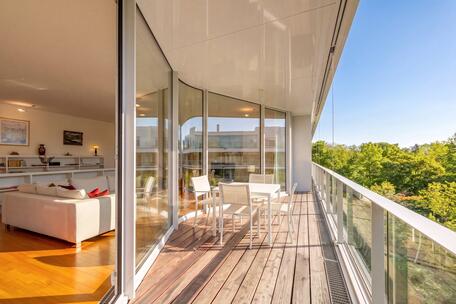 Timelessly elegant charm in idyllic Gern: Well-maintained 5-room apartment with a balcony