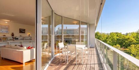 Zeitlos-elegante Ästhetik im idyllischen Gern: Sehr gepflegte 5-Zimmer-Wohnung mit Balkon