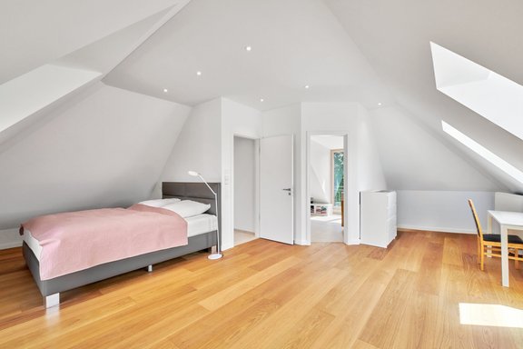 Helle Raumeinheit im Dachgeschoss