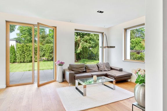 Offen gestalteter Wohnbereich mit direktem Zugang zur Terrasse