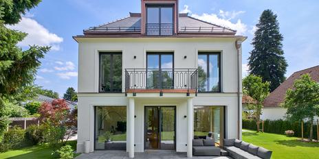 Timelessly elegant modernity: high-quality family home from 2024 with villa flair
