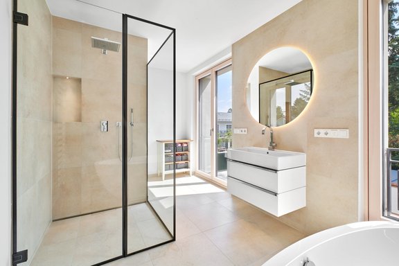 Edles Baddesign im Obergeschoss