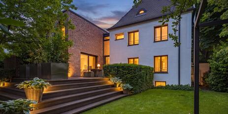 Zeitlose Modernität: Exklusive Architekten-Villa mit Indoor-Pool, Spa und Gartenidyll