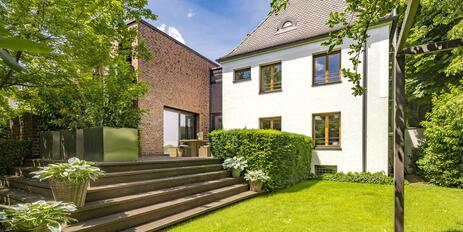 Zeitlose Modernität: Exklusive Architekten-Villa mit Indoor-Pool, Spa und Gartenidyll