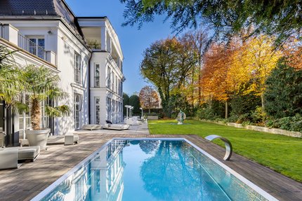 Parkähnlicher Garten mit Pool