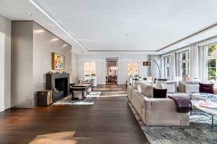 Eleganter Salon mit Kamin