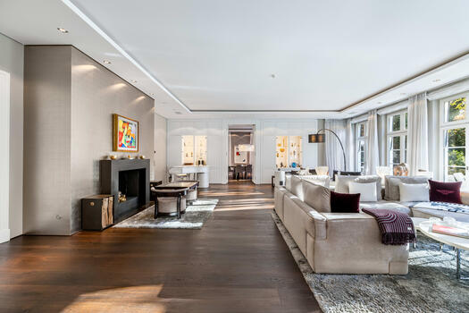 Eleganter Salon mit Kamin