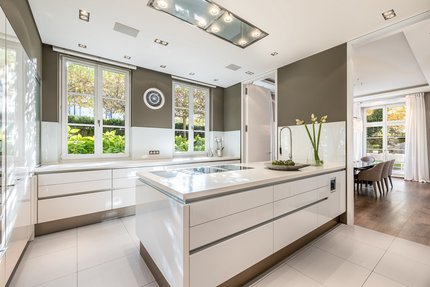 Luxusküche mit Speisekammer