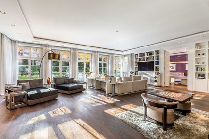 Exquisites Raumgefüge mit Bar